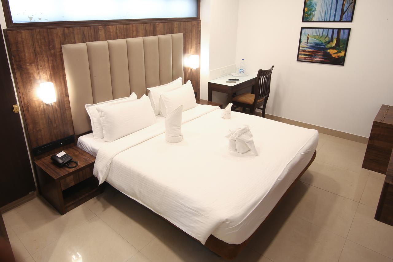 Golden Chariot The Boutique Hotel Мумбаи Экстерьер фото