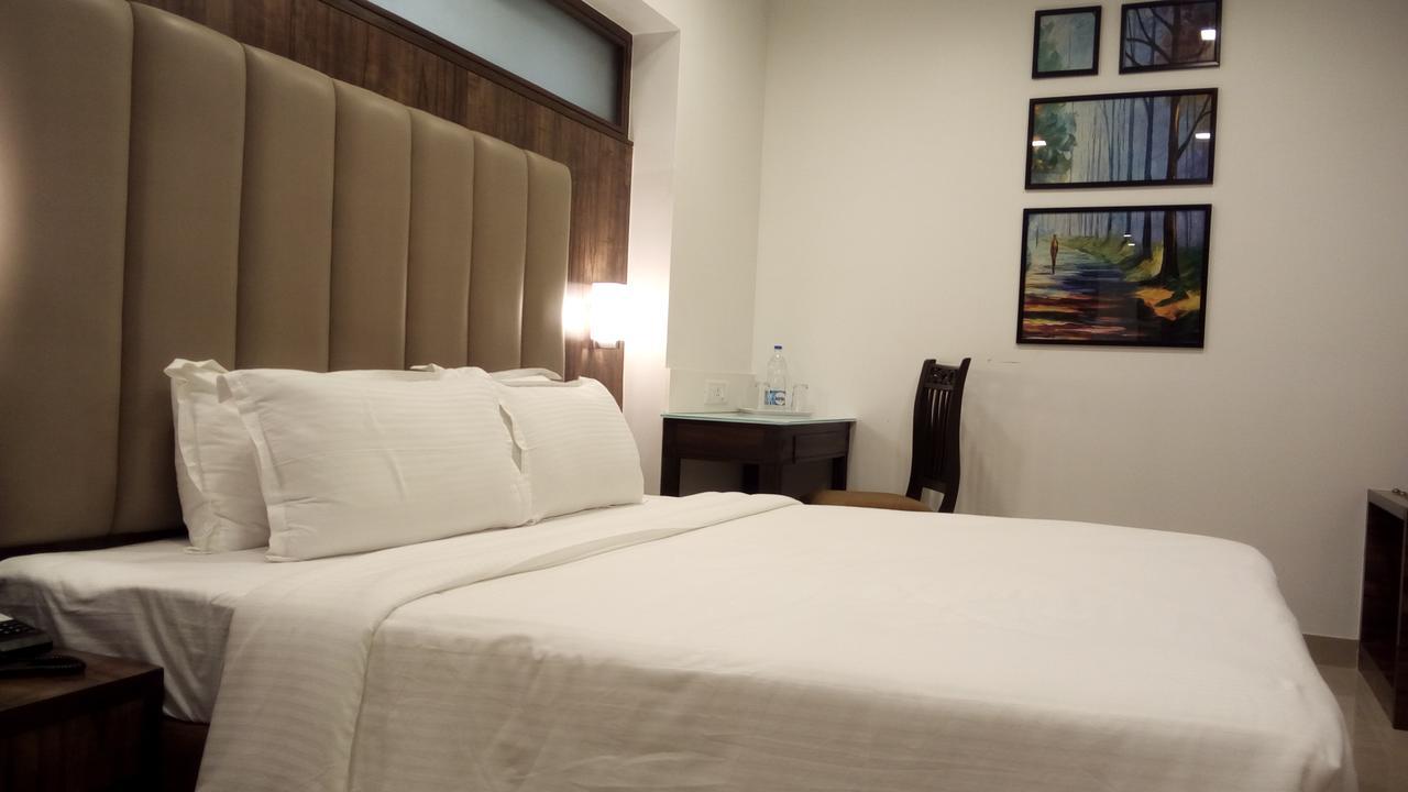 Golden Chariot The Boutique Hotel Мумбаи Экстерьер фото