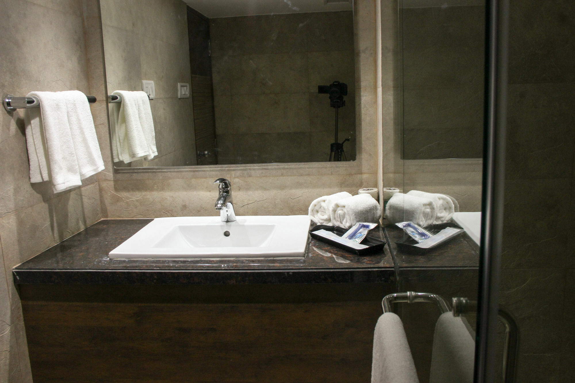 Golden Chariot The Boutique Hotel Мумбаи Экстерьер фото